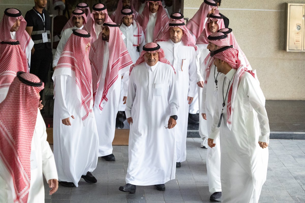 صاحب السمو الملكي الأمير مقرن بن عبدالعزيز آل سعود الله يحفظه🤎✨