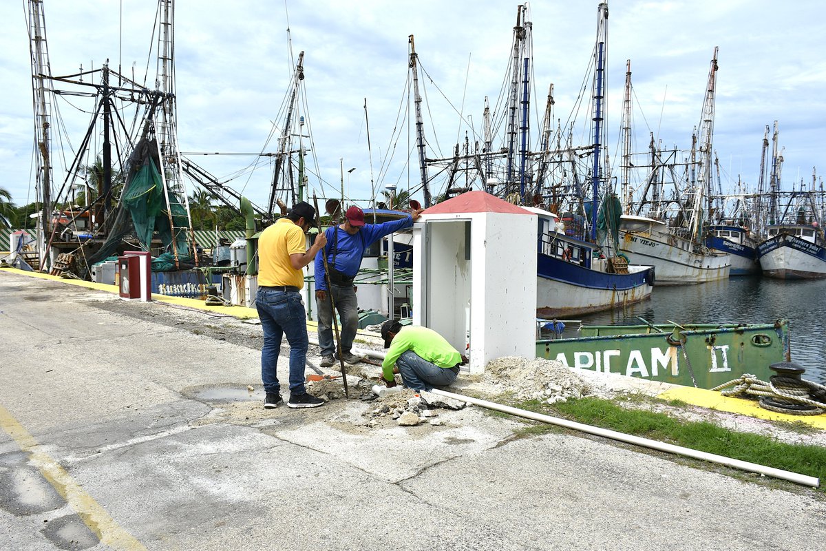 apicampeche's tweet image. ⚓️#PuertoDeLerma | Personal de la #APICAM atiende reportes de fugas en las tomas de agua que abastecen a los barcos camaroneros anclados en el muelle.