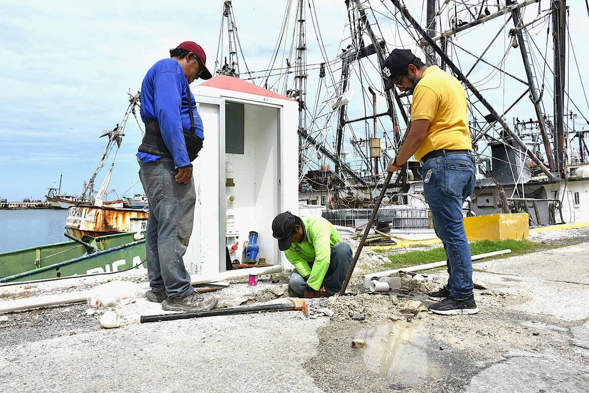 apicampeche's tweet image. ⚓️#PuertoDeLerma | Personal de la #APICAM atiende reportes de fugas en las tomas de agua que abastecen a los barcos camaroneros anclados en el muelle.