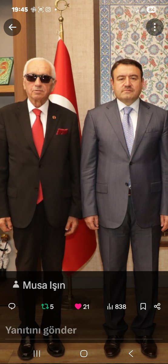 KÜTAHYA VALİSİ IŞIN'IN  15 TEMMUZ HAİN DARBE GİRİŞİMİNE KARŞI VERDİĞİ KARARLI MÜCADELEYİ; BİZZAT YAZDIĞI "EN UZUN GECE"
KİTABINI İMZALI OLARAK,
SAHŞIMI ONURLANDIRAN SÖZLERLE HEDİYE ETMESİ
VE
O GECE CESUR,NET TAVRI VATANSEVER MÜCADELESİ İÇİN ŞÜKRANLARIMI SUNUYORUM 
<a href="/AliYerlikaya/">Ali Yerlikaya</a>