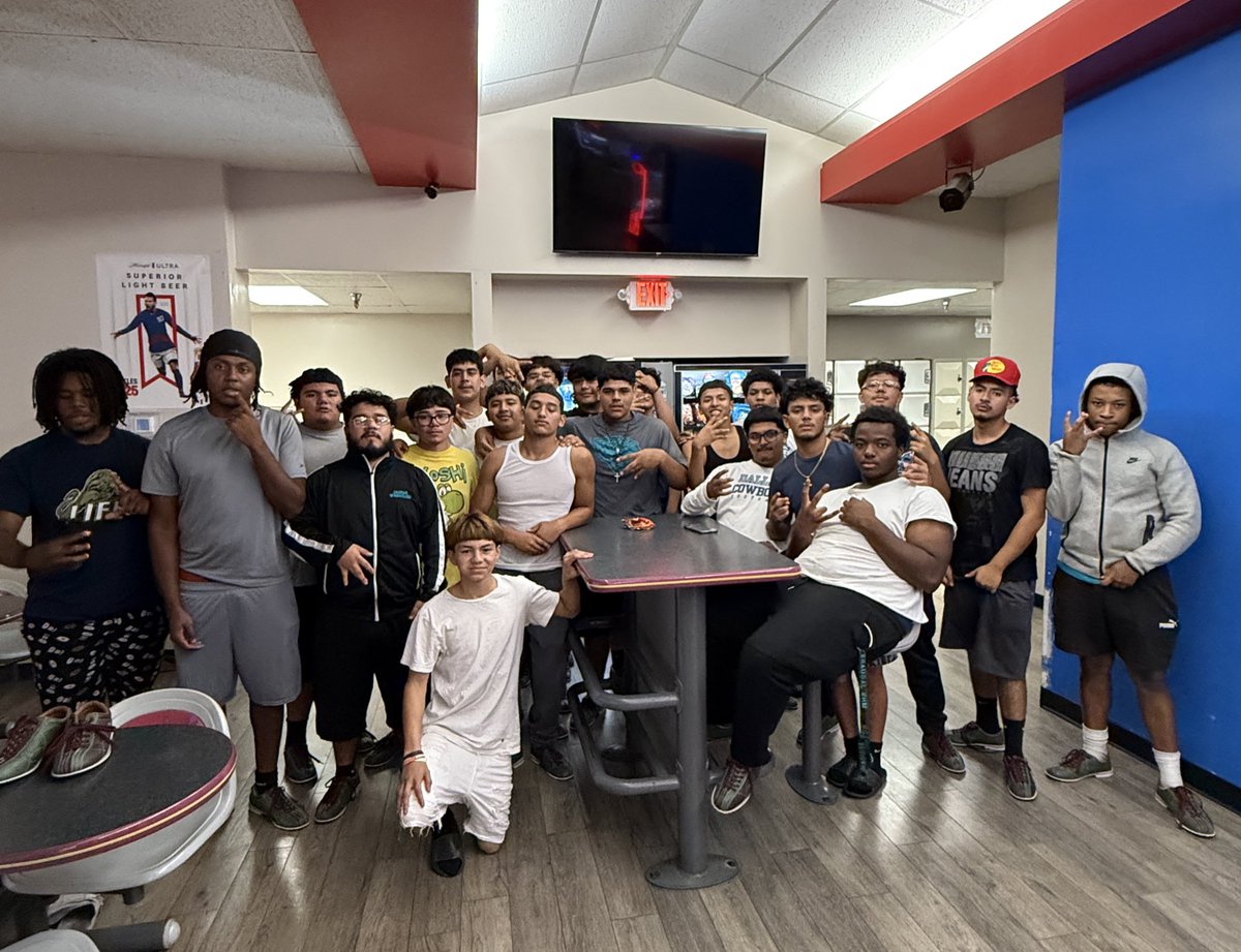 MolinaFootball's tweet image. The Jags hit the lanes for some strikes, laughs, and team bonding! 🎳🐾
Win or lose, it’s all about the brotherhood. #FamilyOverEverything #TealTexas 
#TeamBonding #ByeWeekActivities 
@Coachbru3 @Ms_RiveraDISD @MolinaHigh
