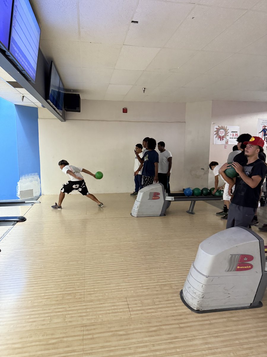 MolinaFootball's tweet image. The Jags hit the lanes for some strikes, laughs, and team bonding! 🎳🐾
Win or lose, it’s all about the brotherhood. #FamilyOverEverything #TealTexas 
#TeamBonding #ByeWeekActivities 
@Coachbru3 @Ms_RiveraDISD @MolinaHigh