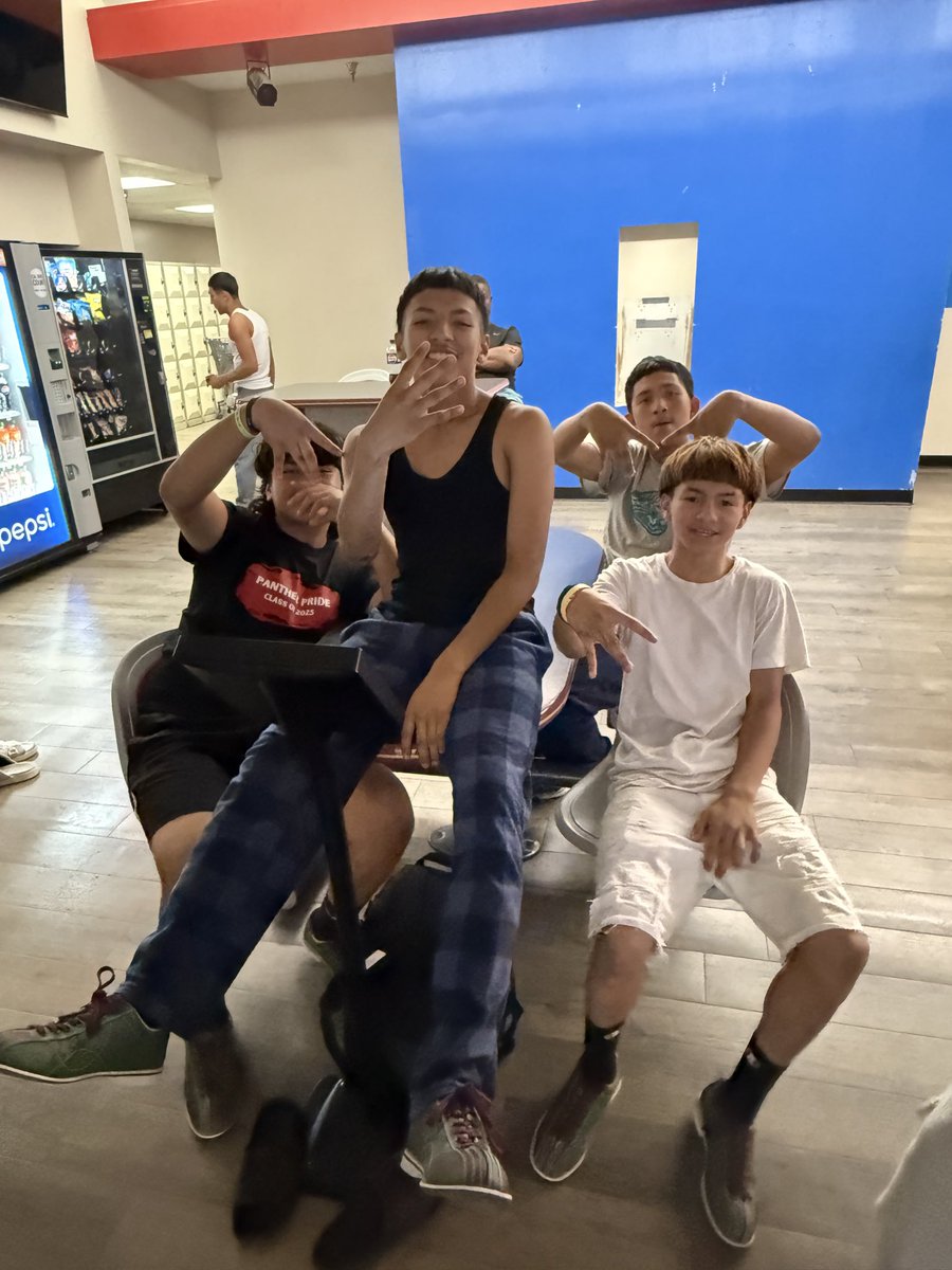 MolinaFootball's tweet image. The Jags hit the lanes for some strikes, laughs, and team bonding! 🎳🐾
Win or lose, it’s all about the brotherhood. #FamilyOverEverything #TealTexas 
#TeamBonding #ByeWeekActivities 
@Coachbru3 @Ms_RiveraDISD @MolinaHigh