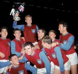 LensVibe's tweet photo. 1965. London. Legends. ⚒️
Bobby Moore lifts the European Cup Winners’ Cup ; West Ham beat 1860 Munich 2-0.
Moore. Hurst. Peters. Immortals. 🏆✨
#WHUFC #WestHam #FootballHeritage #OnThisDay #FootballHistory #UEFA #Throwback #EnglandLegends https://t.co/3svoinFEb3