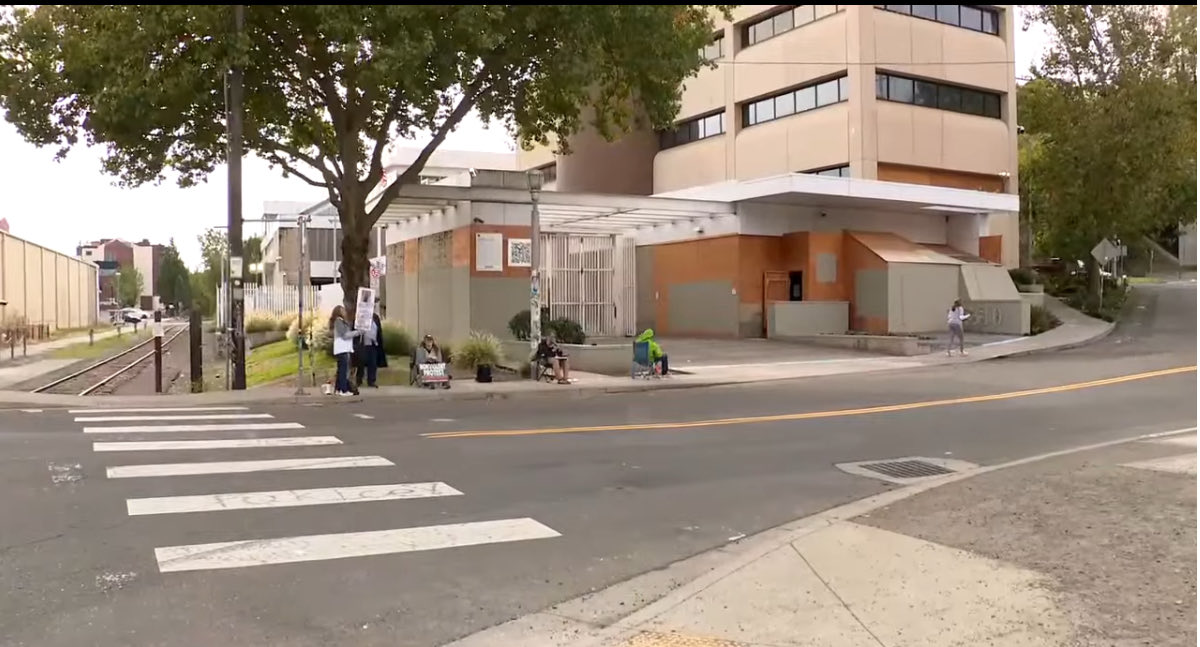 JoeNBC's tweet image. .@KATUNews has a Live Cam outside of Portland’s ICE Facility. 
youtube.com/live/KMVno624m…