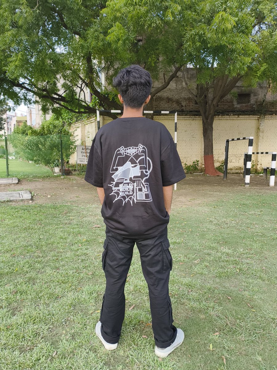 ayushcodesweb's tweet image. Aura farming in college with @monad CTF tee....ignore my hairs plz
The L size feels like XXL, need to bulk 🥲