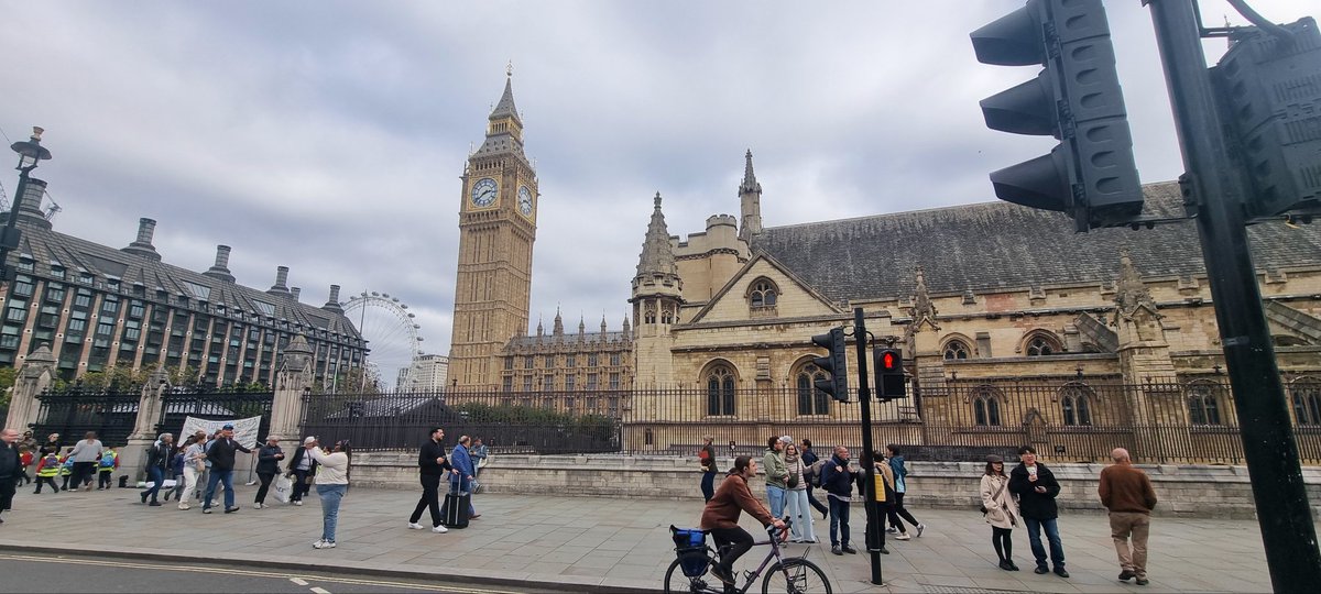 SirChanyi's tweet image. So today after nimetoka hosi .nikapitia London for some little exploration of this beautiful city...From the Parliament, Tower Bridge, River Thames,Iconic London Eye..adi kwa Palace ya King Charles Buckingham Palace..China Town kwa wachinku ..eeyi adi miguu imeisha pawa #LDPC