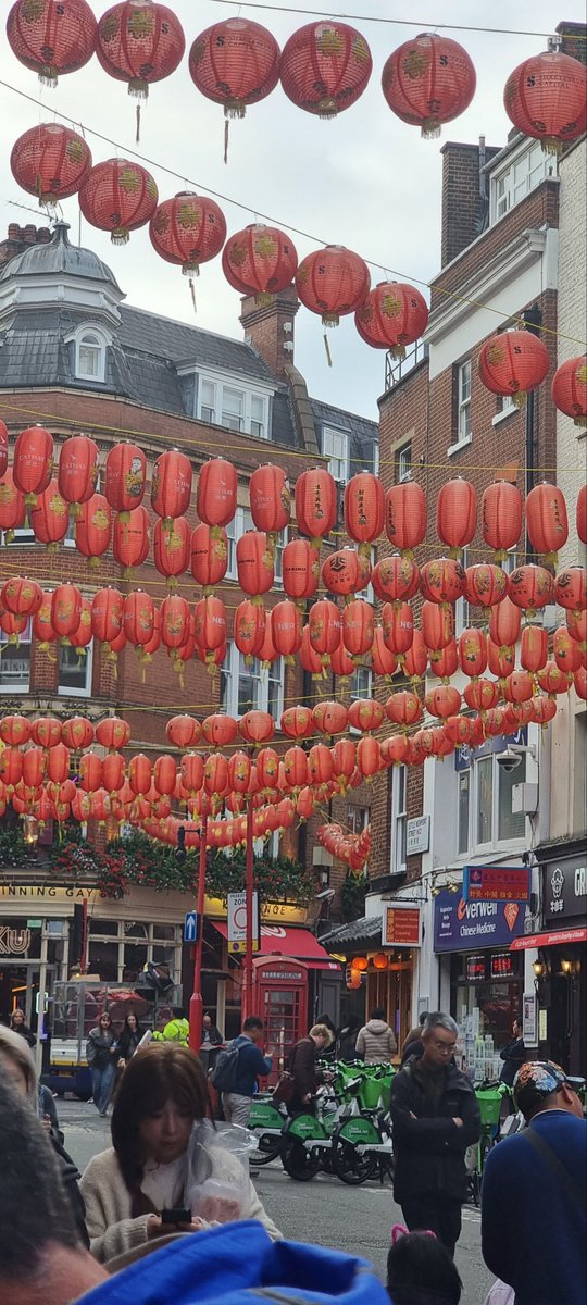 SirChanyi's tweet image. So today after nimetoka hosi .nikapitia London for some little exploration of this beautiful city...From the Parliament, Tower Bridge, River Thames,Iconic London Eye..adi kwa Palace ya King Charles Buckingham Palace..China Town kwa wachinku ..eeyi adi miguu imeisha pawa #LDPC