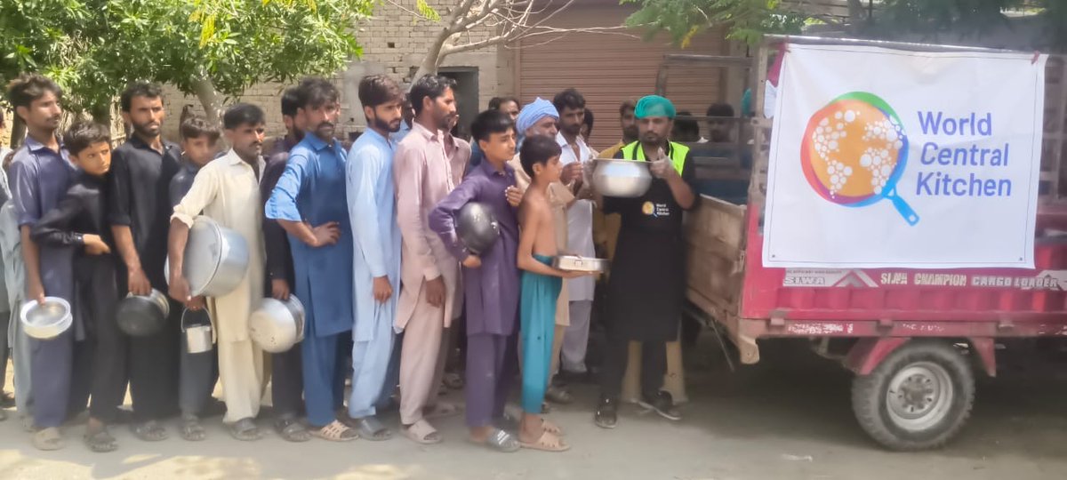 Monsoons tore through villages in Bahawalpur, Pakistan, destroying homes and farmland. WCK teams arrived quickly to distribute hot meals and hope to families who are rebuilding from the ground up. #ChefsForPakistan