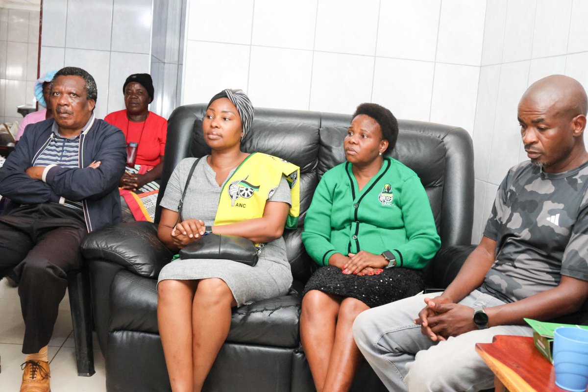 ANC Provincial Secretary Vhamusanda Reuben Madadzhe, accompanied by Vhembe Regional leaders led by Deputy Regional Chairperson Comrade Miyelani Chauke and Regional Secretary Comrade Matodzi Ralushai, visited the family of the late former ANC Councillor from Ward 08 in Thulamela,
