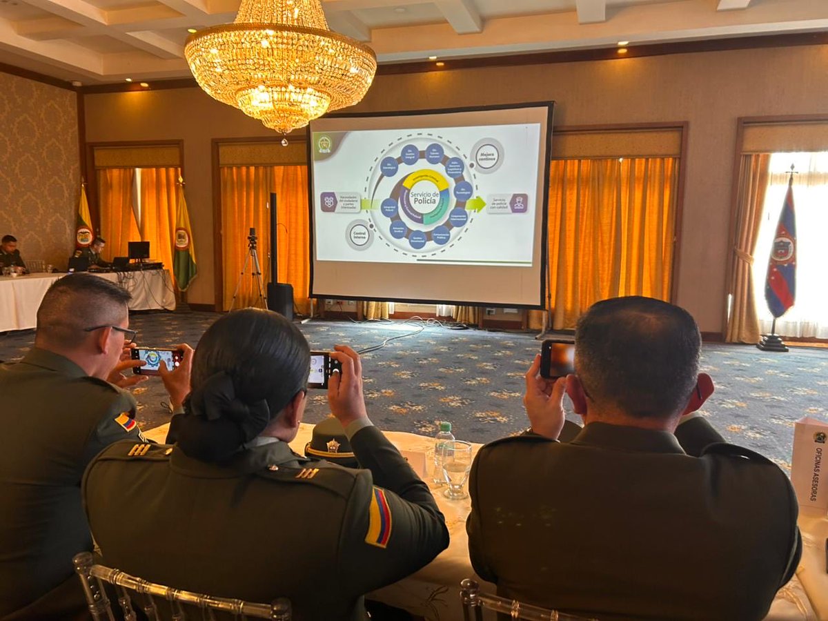 PoliciaColombia's tweet photo. 🤝 Con la vocación intacta, damos apertura al XXI Encuentro de Jefes de Planeación en #Bogotá, evento que permite reunir a los encargados de la planificación estratégica, operativa y administrativa para satisfacer las necesidades de seguridad y convivencia ciudadana.

#SegurosCercanosYPresentes