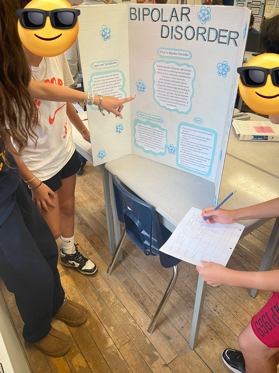 MsNadel's tweet photo. Students are learning with and from one another today through powerful storefront presentations on important mental health behaviours #MentalHealthAwareness #StudentVoice @bedfordparkpsto @tdsb https://t.co/YzwH3rLZy2