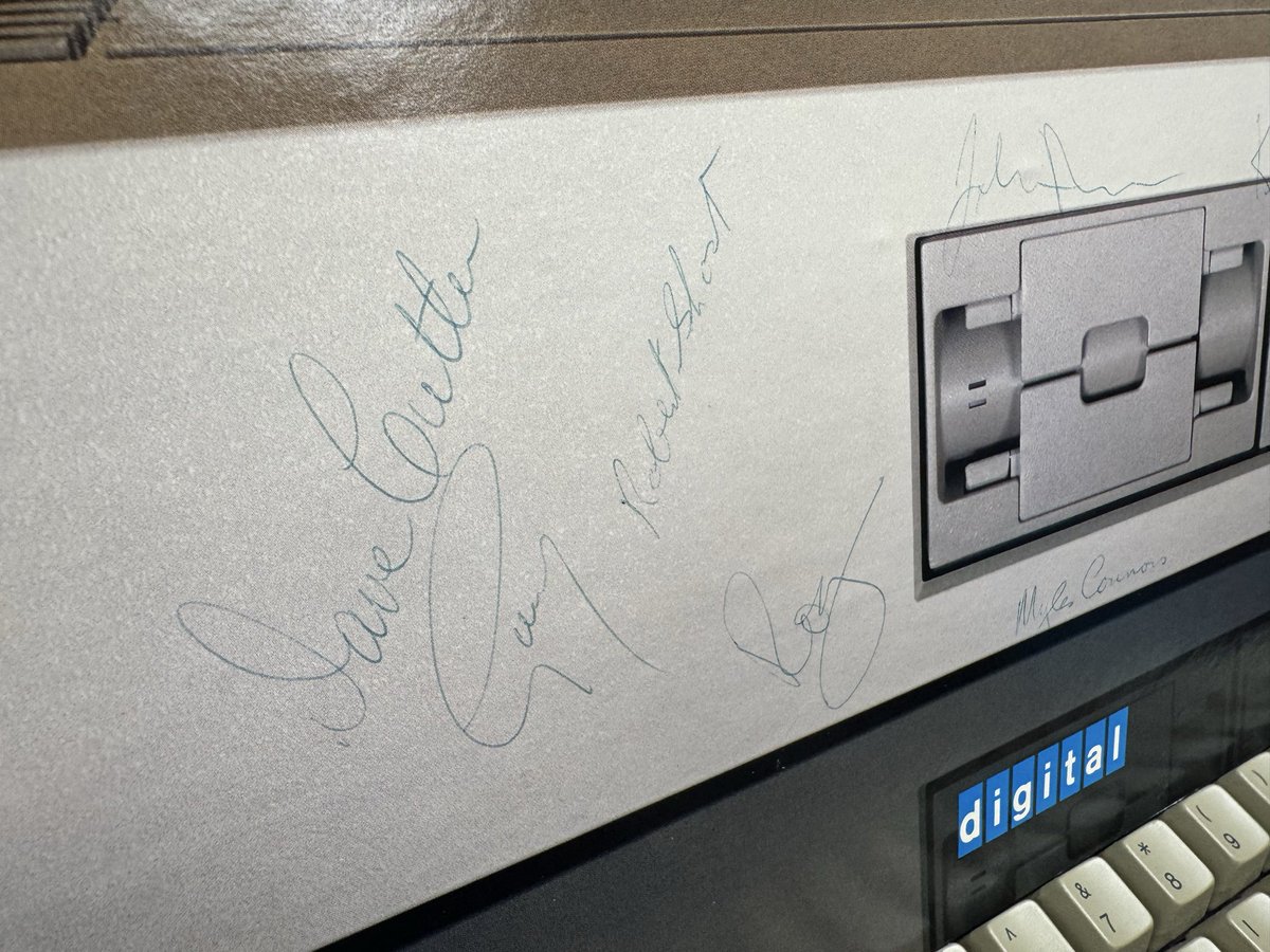 sdf_pubnix's tweet image. Thanks to Josh Dersch for this great [d][i][g][i][t][a][l] sign!  The microvax poster is signed by Dave Cutler and others 

icm.museum 

#vintagecomputing #retrocomputing #dec #digital #vax