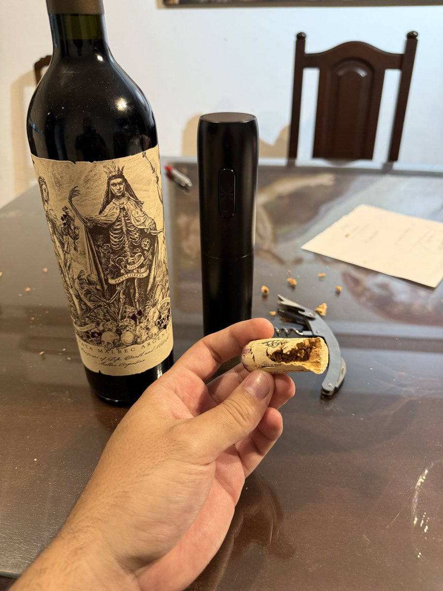 Quise utilizar el saca corcho electrico y casi me mando un cagadon…

Vamos con un Malbec por las hazañas de Toto!