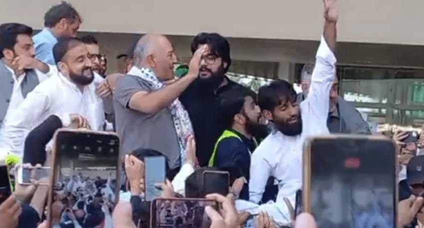 Political_Up's tweet image. Former senator #MushtaqAhmadKhan has resigned from Jamaat-e-Islami Pakistan, stating he submitted his resignation on September 19 while aboard the #GlobalSamudFlotilla. He said he wants the freedom to work independently for human rights, democracy, and constitutional issues.…