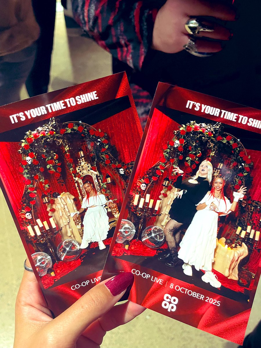 Red braids for October and went to see Lady Gaga’s concert with friendos yesterday🩸The show was absolutely bloody fantastic!! There is truly no better combo in this world than music and art 🔥 #MAYHEMBall