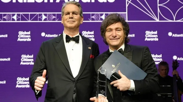 El “exitoso” plan de Milei y Caputo:
*Primero hicieron blanqueo light, narcos incluidos, para zafar
*Después fueron llorando a pedirle 20.000 millones al FMI
*Ahora se arrastraron por 20.000 palos mas con los yanquis para que no se les queme el rancho
*Pagarán con la nuestra

Fin