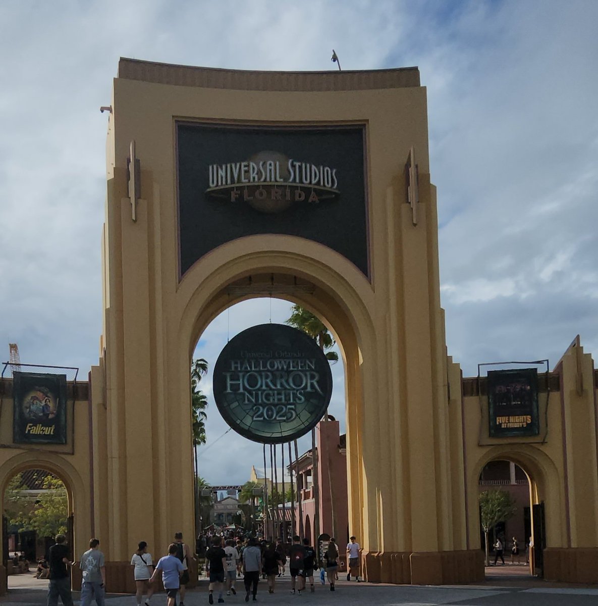 LifetimeSummer's tweet photo. We're back for our second helping of HHN!!!  See you in the fog... https://t.co/anNPhqVLIL
