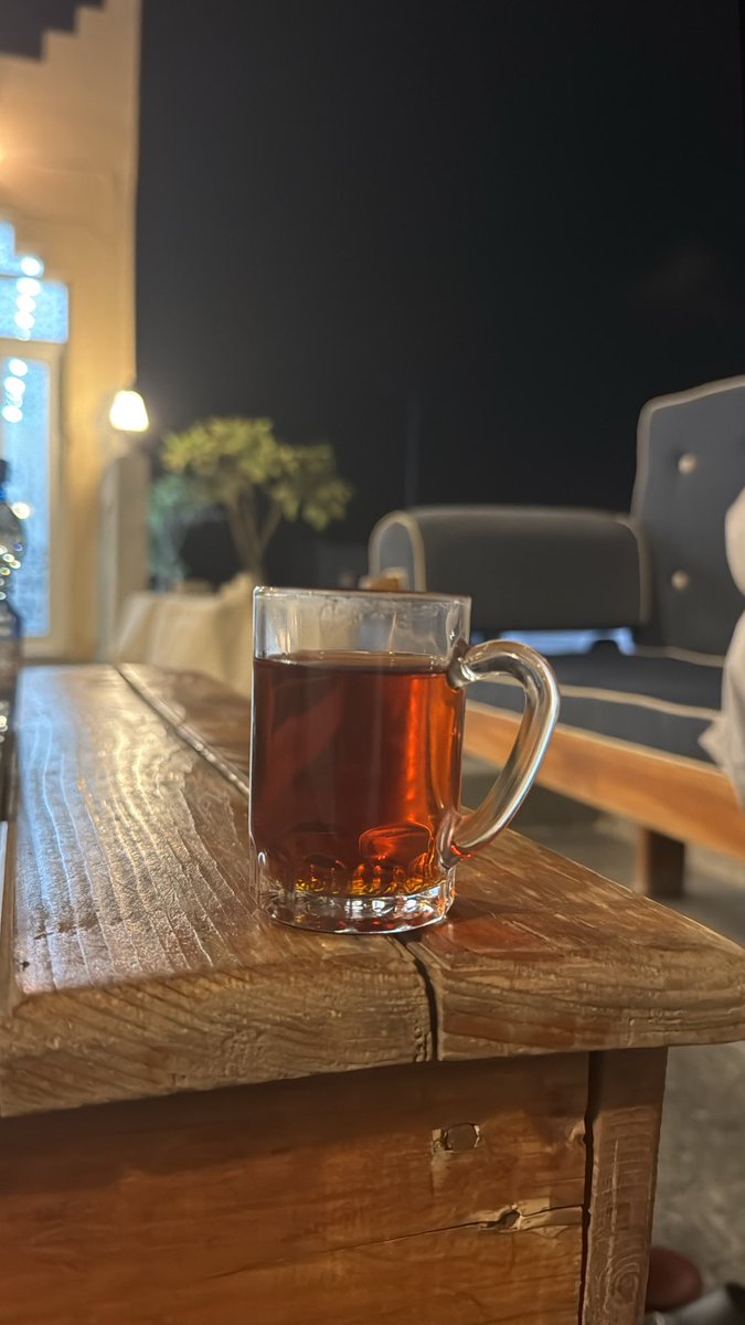 l7d's tweet image. مافيه إجابه شافيه من بعد ليـه
يقوله اللي كل ماستاجع . . جحد 

فيه اسئله تحتاج ..للعذر الوجيه
وفيه اسئله تحتاج للواحد الاحـد 

ما عاد ابي واجد من اللي كنت ابيه
كفّنت " رغباتي واهلها " في اللحد 

حتى اللي الايام  " بتوقف عليه "
اثبت لي انها ماتوقف لاجل احد