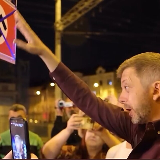 iskanderhull's tweet photo. @Andy938247371 @kleentik Nie nevidim lebo som nebol na tom mieste aby som videl ako vystrelí pravicu do vzduchu a povie "Sieg". Jedine čo máte su nejaky fotky, ktore proste ukazuju nejaku momentálnu situáciu. Podla tvojej argumentácie je teda aj Rakušan nacek :D 
PS : Videl si piču :D https://t.co/Ps5iWZnguA