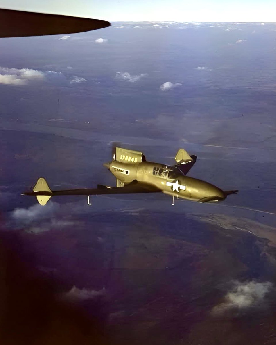 Rare color picture of a Curtiss-Wright XP-55 Ascender in flight.

#aviation #ww2 #planespotter