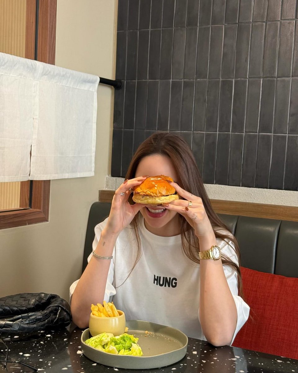 vhjjiiioi's tweet image. Lovely lunch moments with my friend 📸💛 🍽️😊 #lunch #withfriend #GoodVibesOnly