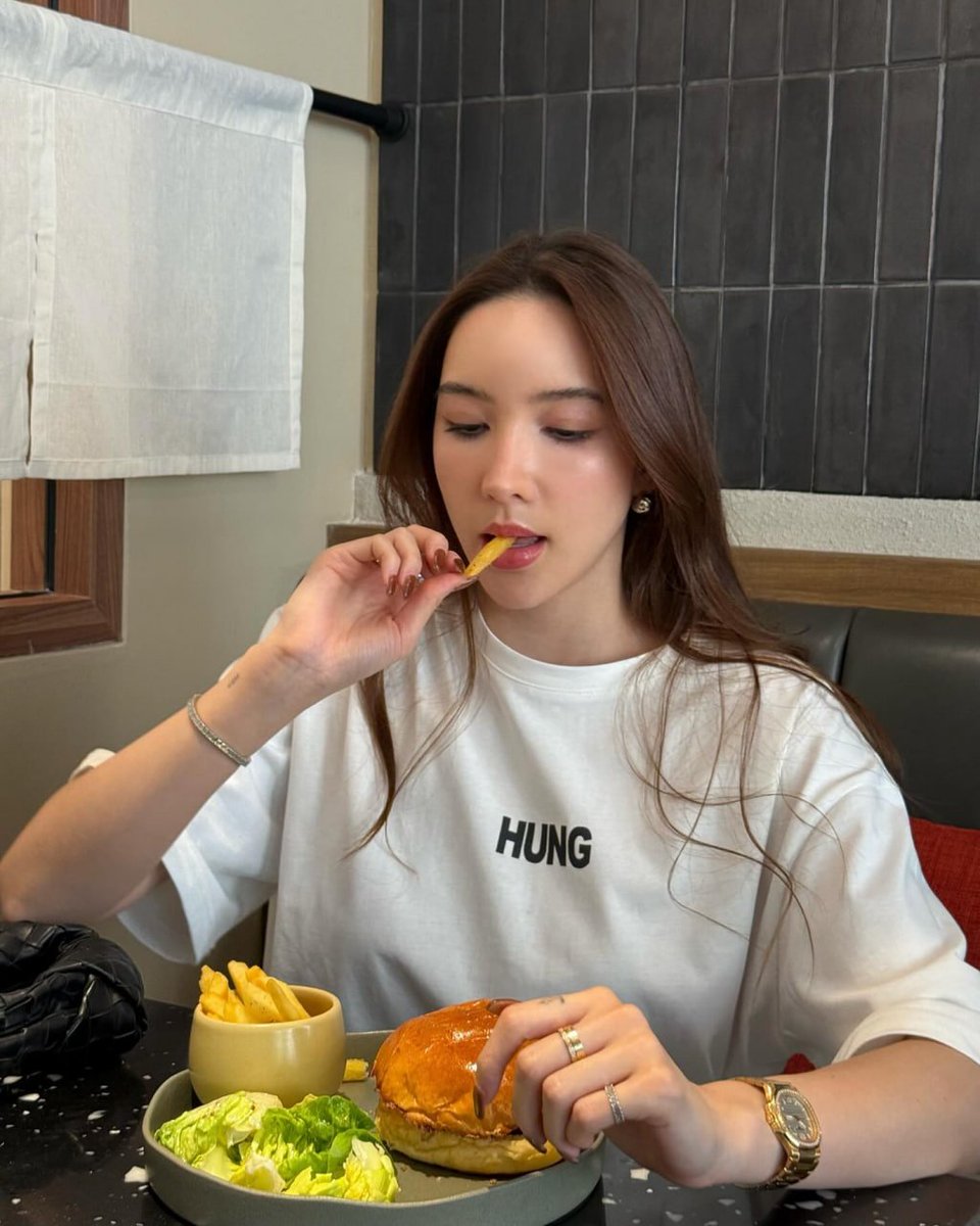 vhjjiiioi's tweet image. Lovely lunch moments with my friend 📸💛 🍽️😊 #lunch #withfriend #GoodVibesOnly