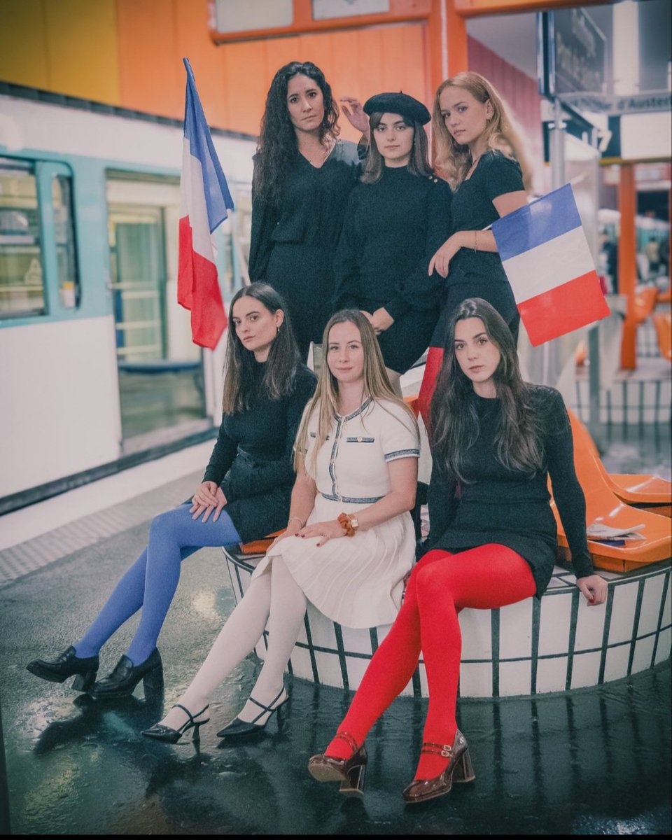 Dr_Zoe_'s tweet image. Elles se sont déguisées avec des collants bizarres et sont allées se faire prendre en photos dans le métro avec des drapeaux, pour faire la pub d’une marque qui s&apos;appelle &apos;baisse les yeux&quot; et qui serait en fait du dropshipping de produits chinois.

Les fachos sont fascinants.