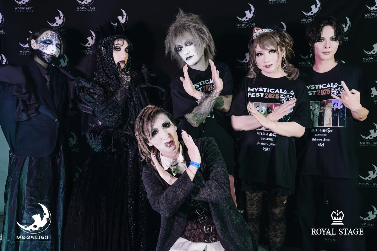 camero_ferandez's tweet photo. Él se ve tan feliz en las fotos de México y me regaló su sonrisa con un お疲れ様でした y al último un efusivo グラシアス!!! #Közi #kozi #MALICEMIZER #kaya #hora #hizaki #zero #mayohk https://t.co/RBPeiQ6M2d