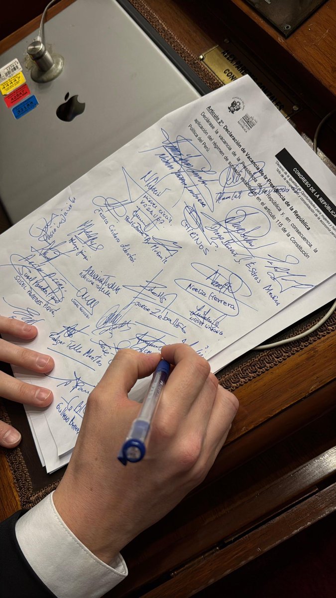 AlejandroCavero's tweet photo. He firmado la moción de vacancia presidencial. El Perú no aguanta más la incapacidad del Gobierno para resolver el problema de la inseguridad. Si la señora no puede darle tranquilidad a los peruanos entonces debe irse. https://t.co/sK9rjhUcK9