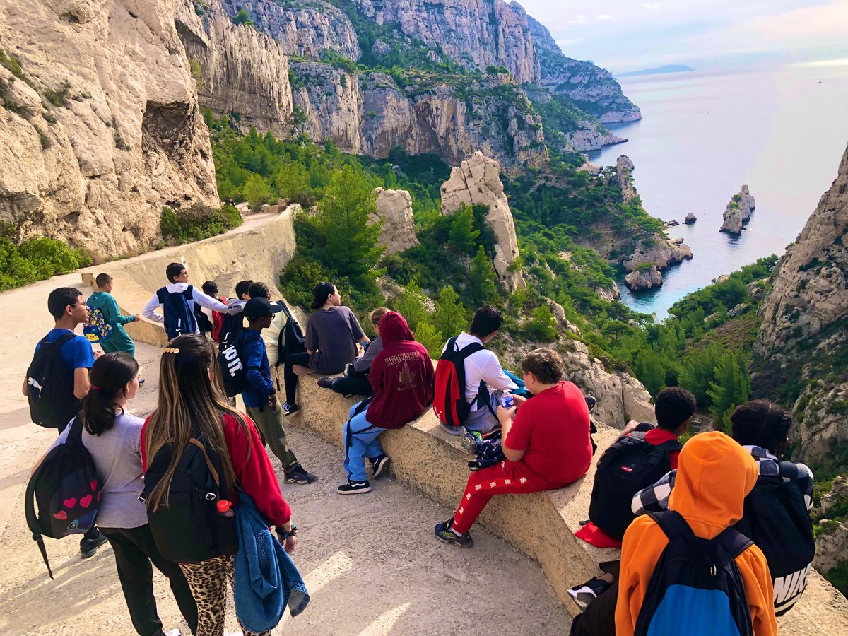 Clg_Ferry13_EDD's tweet photo. 🌍 Sortie des éco-délégué·es aujourd’hui à Sugiton, dans le @ParcCalanques ! Une journée de formation sur les 17 ODD : environnement, égalité, santé, solidarité… pour agir concrètement sur tous les fronts du développement durable 💪 #ODD #ÉcoDélégués https://t.co/LYv5SqkHYm