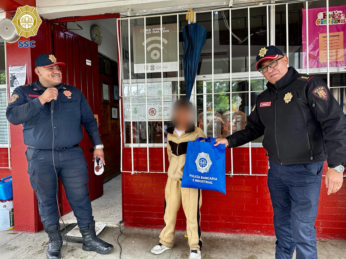 PBI_SSC's tweet image. 🚨 La #UnidadCanina de la #PBI de la @SSC_CDMX llevó a cabo una exhibición en la Secundaria No. 56 &quot;Enrique Ramírez y Ramírez&quot;, en @TlalpanAl, donde los caninos #Randy y #Kratos mostraron sus habilidades e interactuaron con las y los estudiantes. 🐾👮🏻‍♀️👧🧒👮🏻‍♂️🐕‍🦺