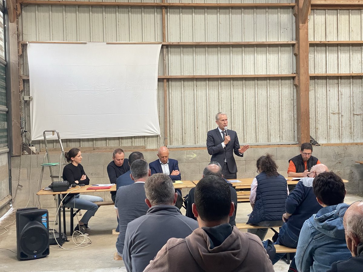 « Le soleil doit briller pour tout le monde ! »

Échange très riche entre des agriculteurs du secteur de Bais, en Mayenne, et <a href="/PotierDominique/">Dominique Potier</a> chez <a href="/AgriBFy/">Benoit Filoche</a> : comment concilier production alimentaire et production  agrivoltaïque ? 

Mieux produire, mieux coopérer, mieux partager.