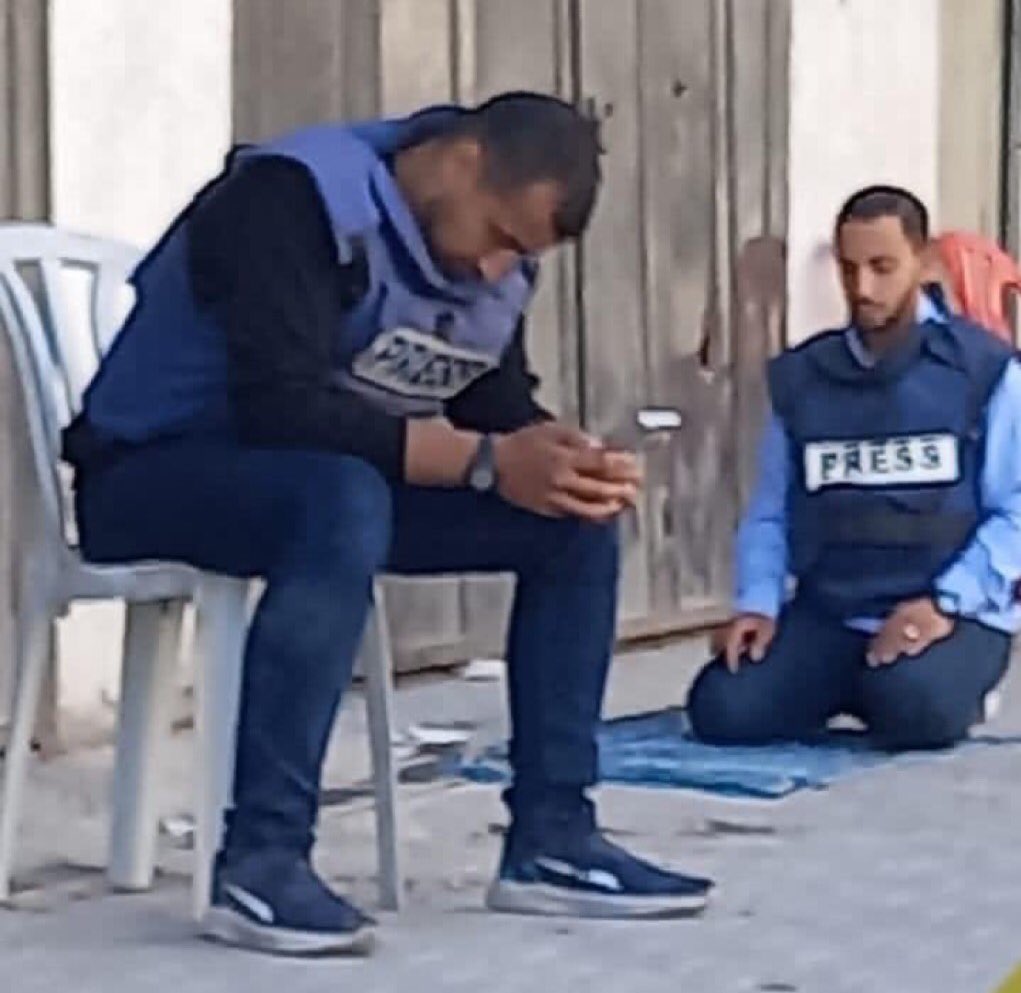 إِنَّ اللَّهَ وَمَلَائِكَتَهُ يُصَلُّونَ عَلَى النَّبِيِّ يَا أَيُّهَا الَّذِينَ آمَنُوا صَلُّوا عَلَيْهِ وَسَلِّمُوا تَسْلِيمًا