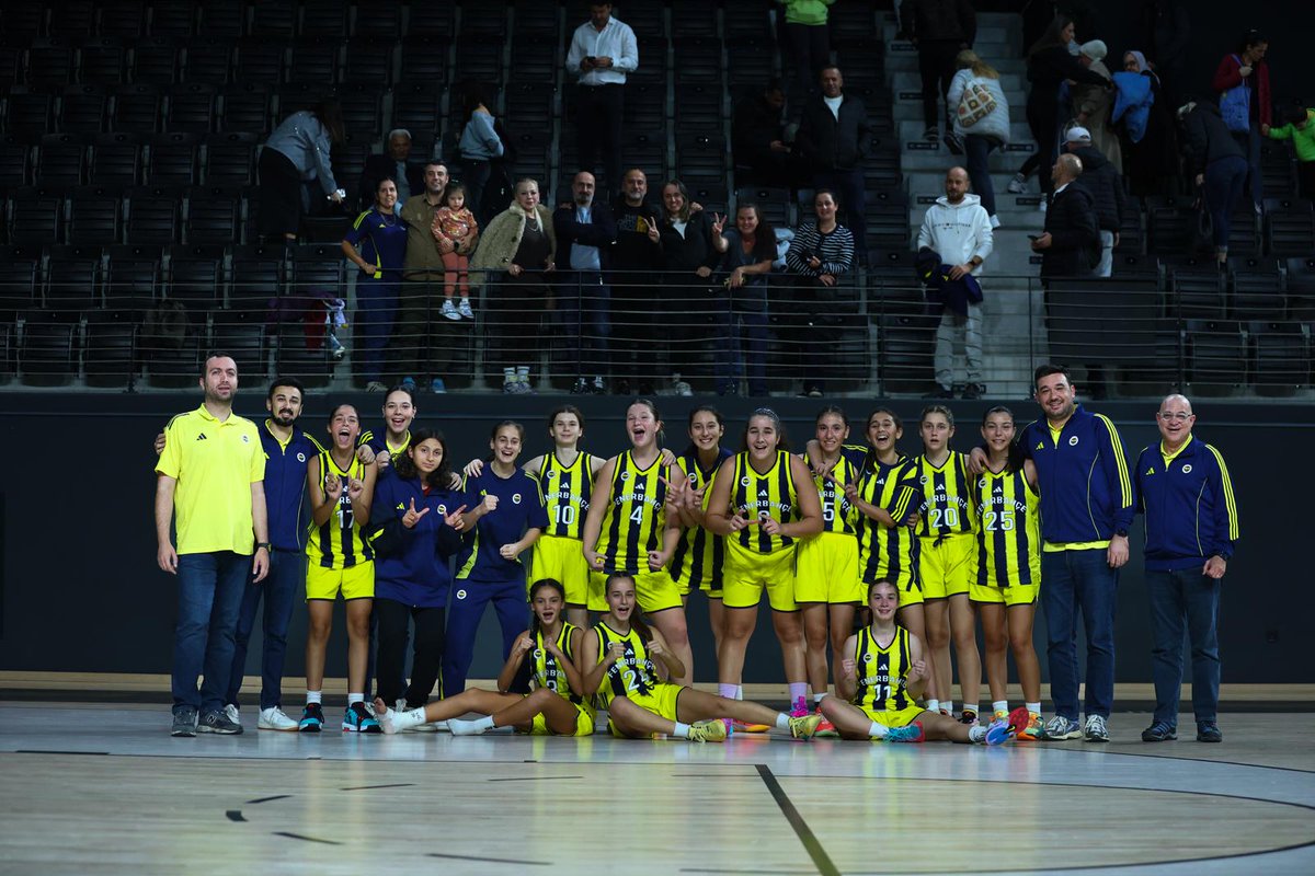 fbkadinbasket's tweet photo. Ablalarının izinde yürüyen yüzlerce kızımız var! Siz bizim her şeyimizsiniz! 🙏

Altyapı takımlarımızdan zafer üstüne zafer! 💪

U14 | Fenerbahçe A 69-32 Beşiktaş
U14 | Fenerbahçe B 62-50 AllStars İstanbul
U15 | Evolog Daçka Şerifali 45-64 Fenerbahçe 
U16 | İstanbul Yıldızları 26-69 Fenerbahçe
U18 |  Emlak Konut 54-59 Fenerbahçe

Sizinle gurur duyuyoruz kızlar! 💛💙