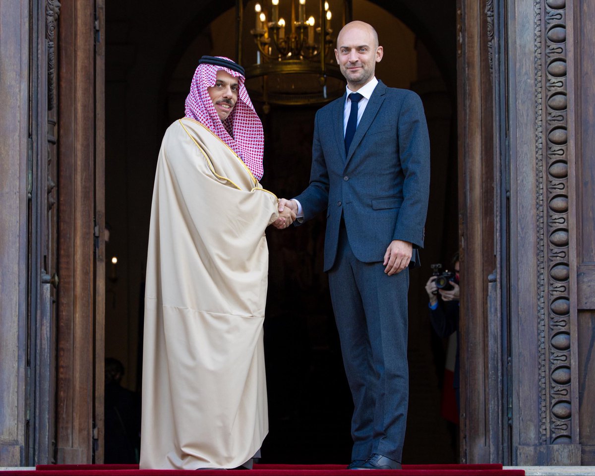 KSAMOFA's tweet photo. #باريس | سمو وزير الخارجية الأمير #فيصل_بن_فرحان  @FaisalbinFarhan يشارك في الاجتماع الوزاري الذي تستضيفه الجمهورية الفرنسية في العاصمة باريس بشأن الخطة الأمريكية لغزة والخطوات المقبلة من أجل وقف إطلاق النار، وذلك بحضور وزراء خارجية وممثلي كل من دولة قطر، وجمهورية مصر العربية، والمملكة الأردنية الهاشمية، ودولة الإمارات العربية المتحدة، والجمهورية التركية، والجمهورية الفرنسية، وجمهورية إيطاليا، والمملكة المتحدة، وجمهورية ألمانيا الاتحادية، ومملكة إسبانيا، وكندا، والممثلة العليا للشؤون الخارجية والسياسة الأمنية في الاتحاد الأوروبي نائبة رئيس المفوضية الأوروبية السيدة كايا كالاس.