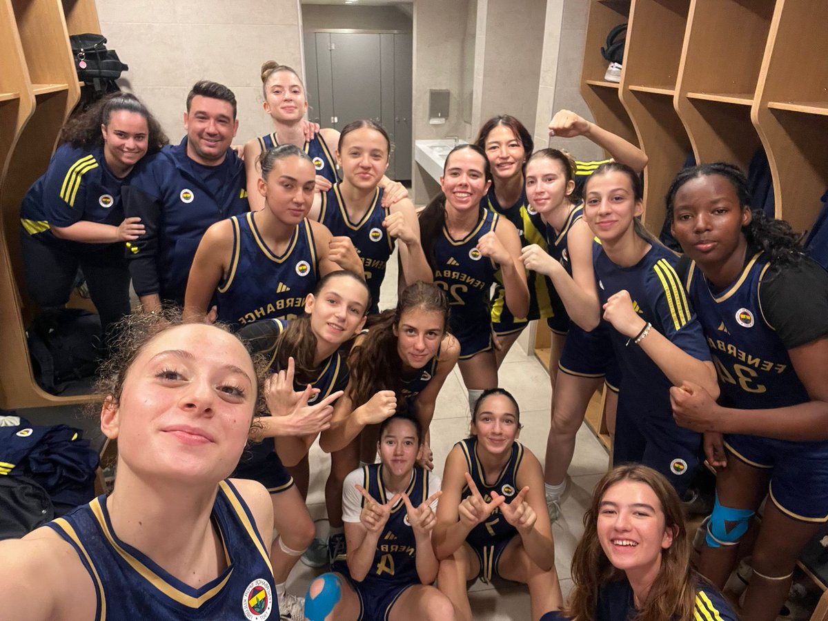 fbkadinbasket's tweet photo. Ablalarının izinde yürüyen yüzlerce kızımız var! Siz bizim her şeyimizsiniz! 🙏

Altyapı takımlarımızdan zafer üstüne zafer! 💪

U14 | Fenerbahçe A 69-32 Beşiktaş
U14 | Fenerbahçe B 62-50 AllStars İstanbul
U15 | Evolog Daçka Şerifali 45-64 Fenerbahçe 
U16 | İstanbul Yıldızları 26-69 Fenerbahçe
U18 |  Emlak Konut 54-59 Fenerbahçe

Sizinle gurur duyuyoruz kızlar! 💛💙