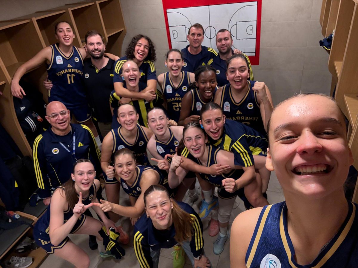 fbkadinbasket's tweet photo. Ablalarının izinde yürüyen yüzlerce kızımız var! Siz bizim her şeyimizsiniz! 🙏

Altyapı takımlarımızdan zafer üstüne zafer! 💪

U14 | Fenerbahçe A 69-32 Beşiktaş
U14 | Fenerbahçe B 62-50 AllStars İstanbul
U15 | Evolog Daçka Şerifali 45-64 Fenerbahçe 
U16 | İstanbul Yıldızları 26-69 Fenerbahçe
U18 |  Emlak Konut 54-59 Fenerbahçe

Sizinle gurur duyuyoruz kızlar! 💛💙