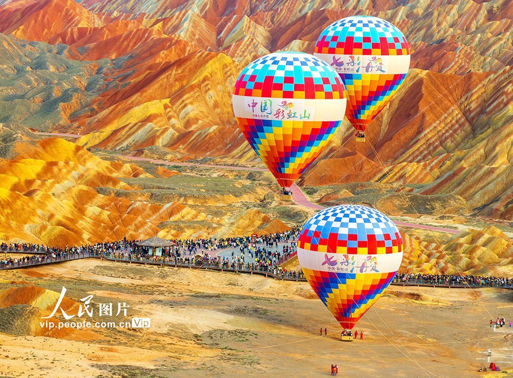 Descubre_China's tweet photo. Turistas visitan el Parque Geológico Nacional Danxia en Zhangye, provincia de Gansu, durante las vacaciones del Día Nacional y el Festival del Medio Otoño del país 🇨🇳🫶🏻👏🏻

Fotos de @PDChina

#China #Asia #Parque #Festival #Vacaciones #Zhangye #Danxia https://t.co/a8Ou2BgKk5