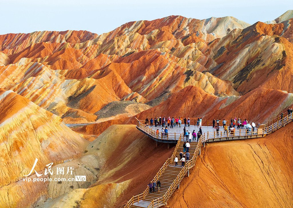 Descubre_China's tweet photo. Turistas visitan el Parque Geológico Nacional Danxia en Zhangye, provincia de Gansu, durante las vacaciones del Día Nacional y el Festival del Medio Otoño del país 🇨🇳🫶🏻👏🏻

Fotos de @PDChina

#China #Asia #Parque #Festival #Vacaciones #Zhangye #Danxia https://t.co/a8Ou2BgKk5