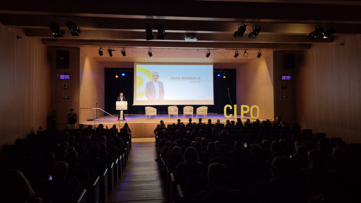 ciposabadell's tweet photo. 🙌 Èxit del 6è #SoparEmpresesCIPO, centrat en el Valor Social Integrat que generem i el paper de la dona en el món empresarial.
Gràcies als 200 representants d'empreses i institucions que ens heu acompanyat avui (i cada dia). Contruïm valor, construïm futur junts! 🤝 https://t.co/5Jrh69GrvM