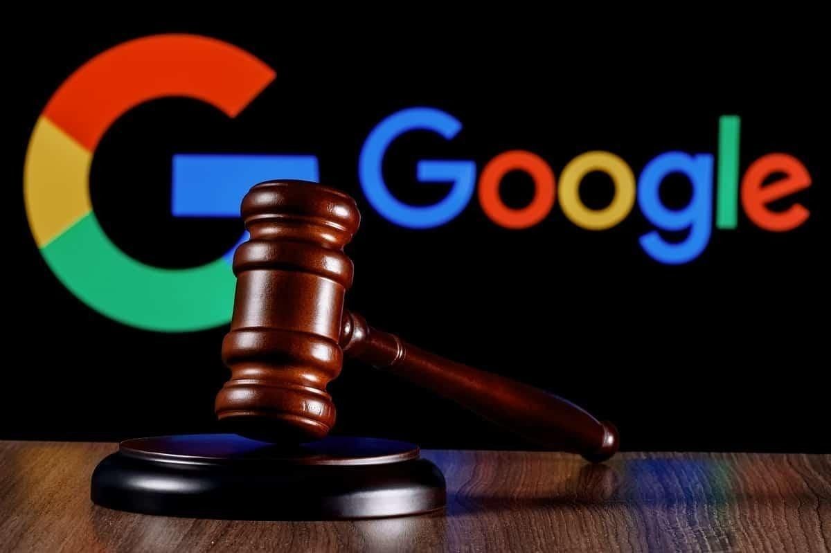 📢 Justiça dos EUA ordena que o Google abra sua loja de apps para plataformas rivais.

Esse é mais um passo na desmonopolização da empresa, que enfrenta diversos processos antitruste no país.

A Play Store detém praticamente todo o controle dos dispositivos Android no mundo.
