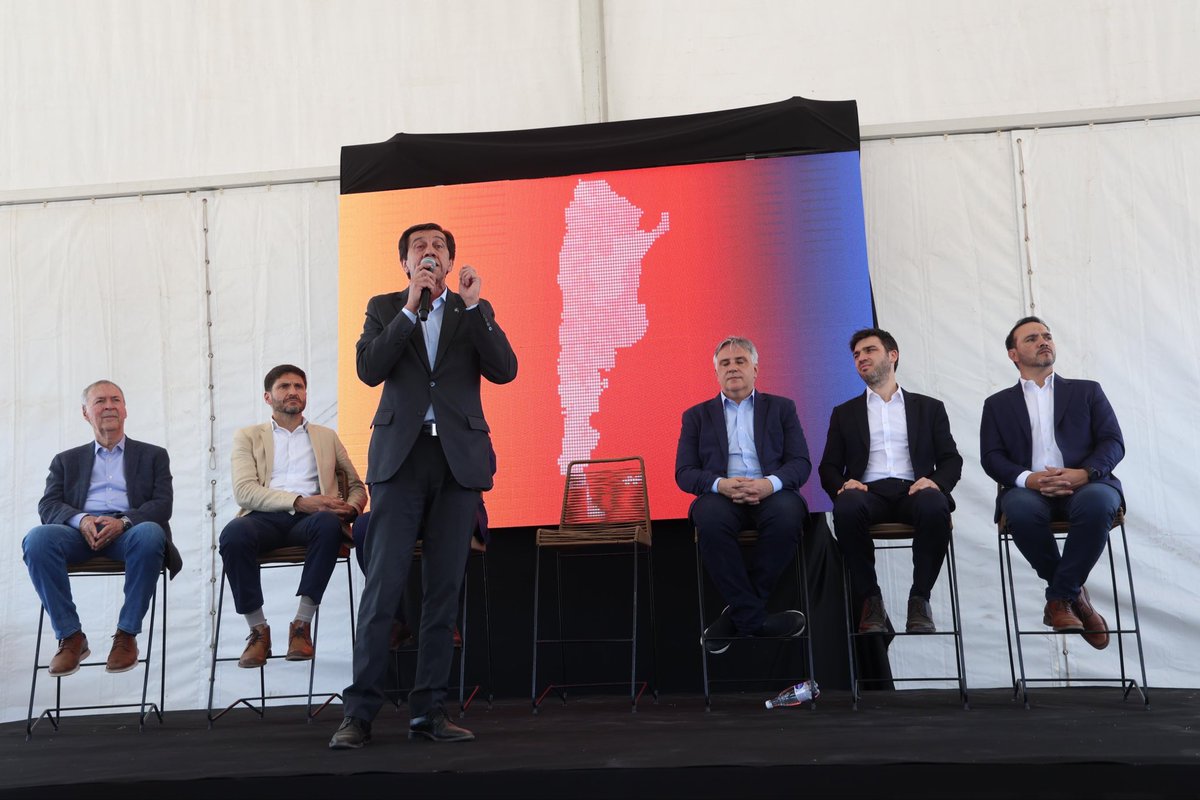 carlossadirjuy's tweet photo. DESDE PROVINCIAS UNIDAS VAMOS A GARANTIZAR UN PAÍS PARA LA GENTE 

Tenemos un objetivo en común que en cada encuentro se fortalece : queremos desarrollo y crecimiento por y para nuestra gente. Que los recursos que nos corresponden a cada una de las provincias lleguen, no vamos a permitir que dejen de lado a nuestra gente.

Estamos trabajando  desde el interior para cambiar el rumbo y que nuestro país salga adelante como realmente los argentinos se lo merecen 💪

@maxipullaro 
@gustavovaldesok 
@NachoTorresCH 
@MartinLlaryora 
@JPValdesok 
@JSchiaretti