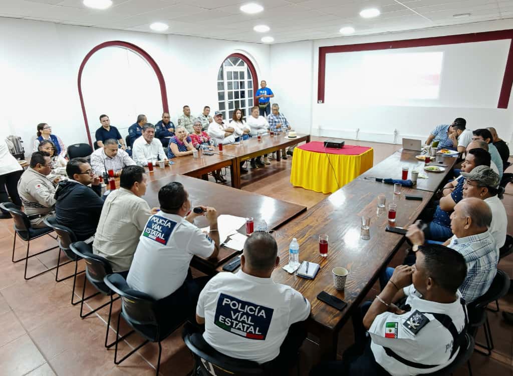 ToryLopezS's tweet photo. Esta mañana nos reunimos con el Presidente Municipal del Puerto de Salina Cruz (@GobMpalSc), Daniel Méndez Sosa (@DanielMendezsco), acompañado de su Cabildo; Cámaras empresariales y sindicatos del transporte de la localidad.

Este encuentro se desarrolló en la Biblioteca Municipal con la finalidad de trabajar de manera cordinada por la movilidad y la seguridad vial en este municipio.

La #PrimaveraOaxaqueña trabaja en sinergia con las autoridades municipales y la sociedad civil organizada por el bienestar de todas y todos.