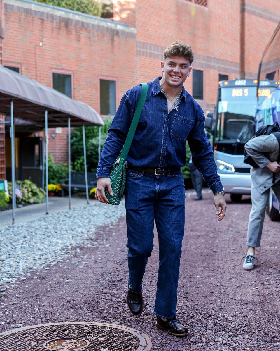 Eagles's tweet photo. Canadian Tux for TNF? Exquisite choice! https://t.co/nAfpnKh3L8