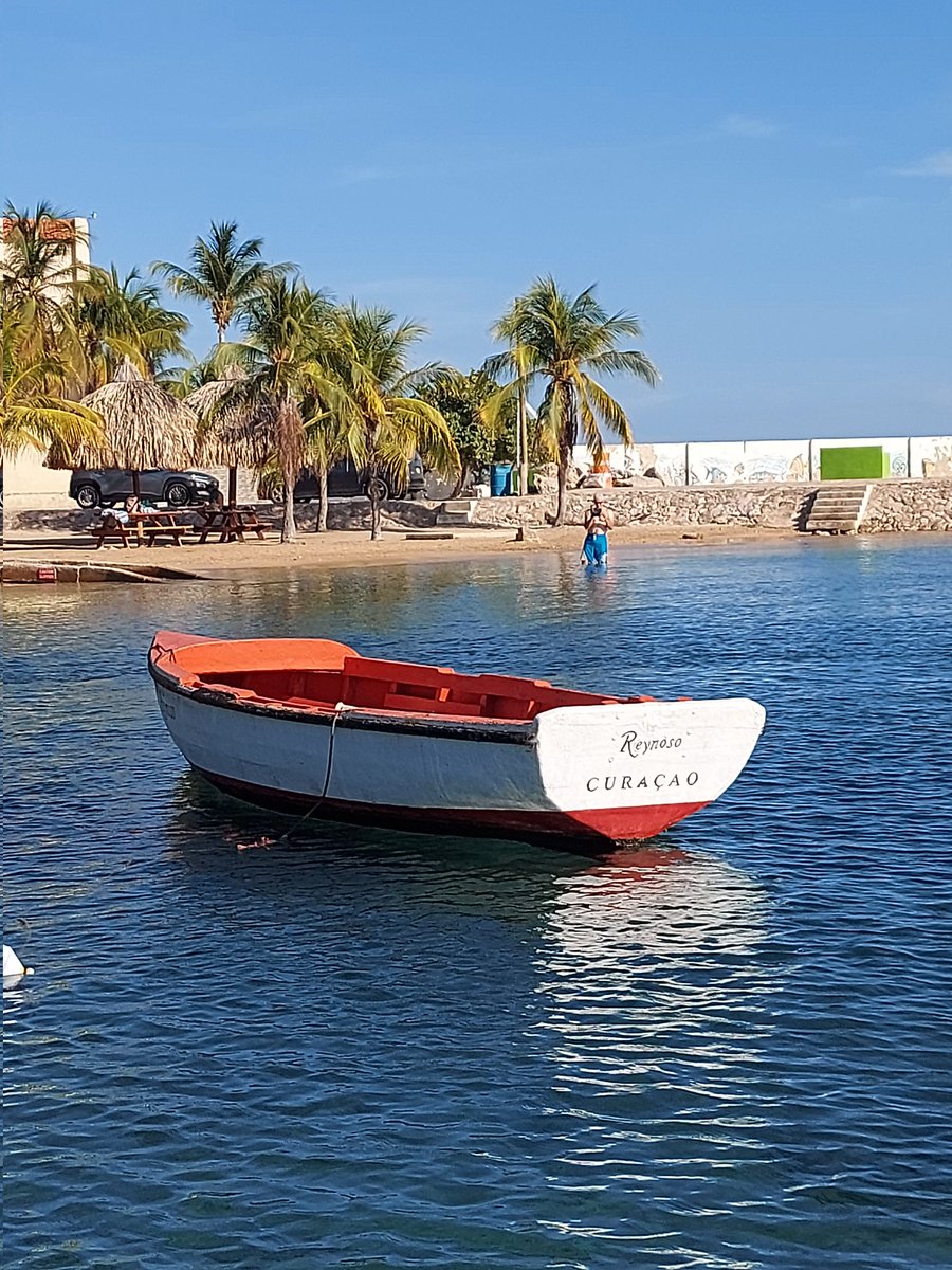 Even een luchtje scheppen na hele dag scholing <a href="/RodeKruis/">Rode Kruis</a> op Curaçao.