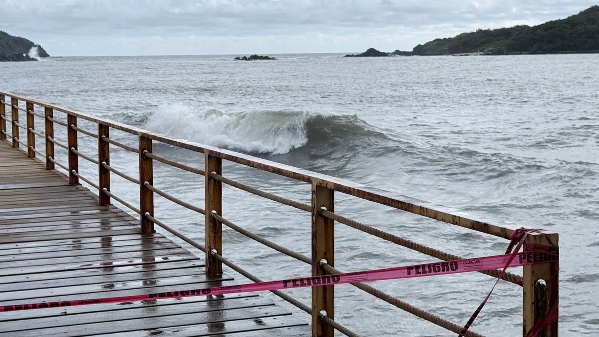 the_cat_isback's tweet photo. Cierre total del muelle de #PlayaLinda #Zihuatanejo #TormentaRaymond https://t.co/uScgVY8D35