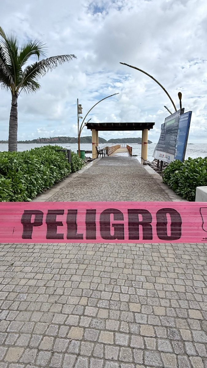 the_cat_isback's tweet photo. Cierre total del muelle de #PlayaLinda #Zihuatanejo #TormentaRaymond https://t.co/uScgVY8D35
