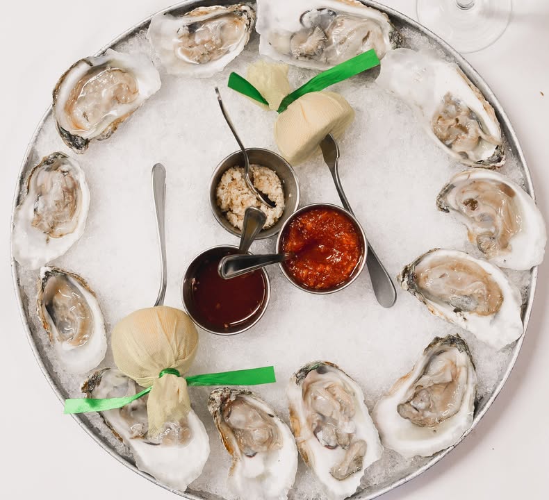 EdwardsSteaksJC's tweet image. A little salt, a little chill, a lot of yes. 

#OystersOnTheHalfShell #JerseyCityEats #SeafoodCravings
