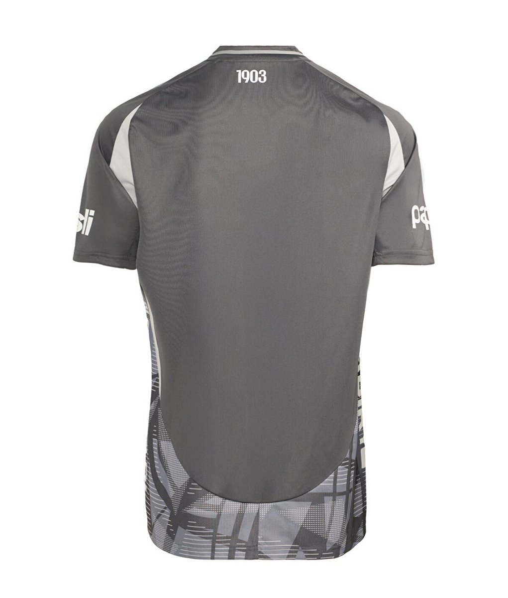 kdformatasarim's tweet image. Geçen senenin katalog formasını bu sene logo ve reklam basıp 4. forma diye çıkarmak tam bir vizyonsuzluk.